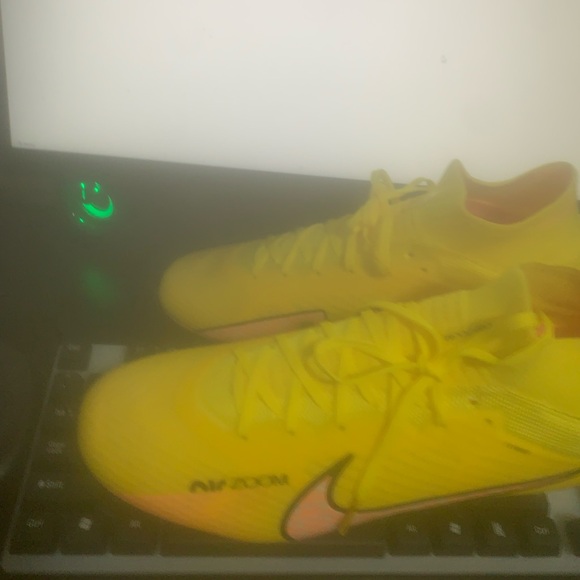 Soccer cleats - Picture 4 of 4
